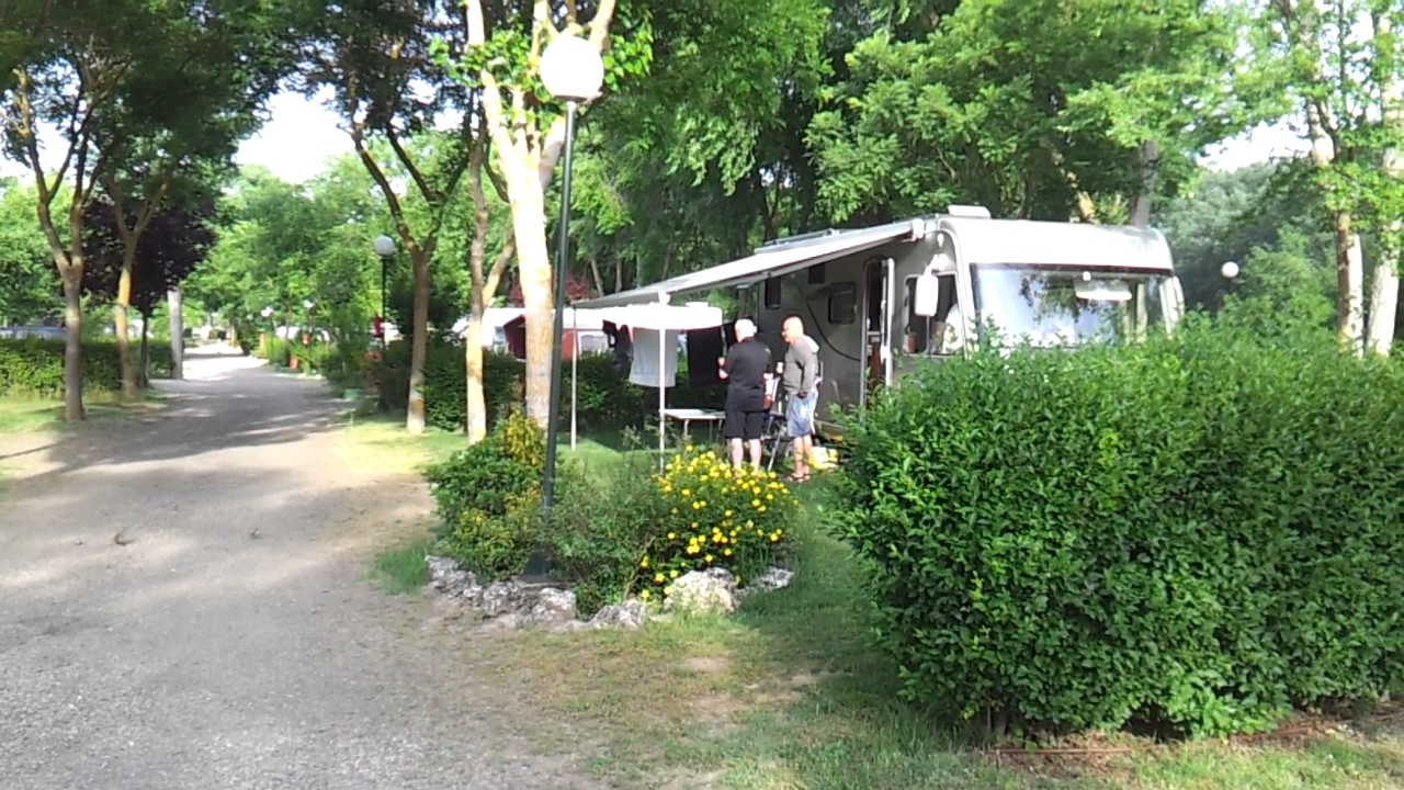 Camping El Astral. Parcelas Confort y sonido ambiente