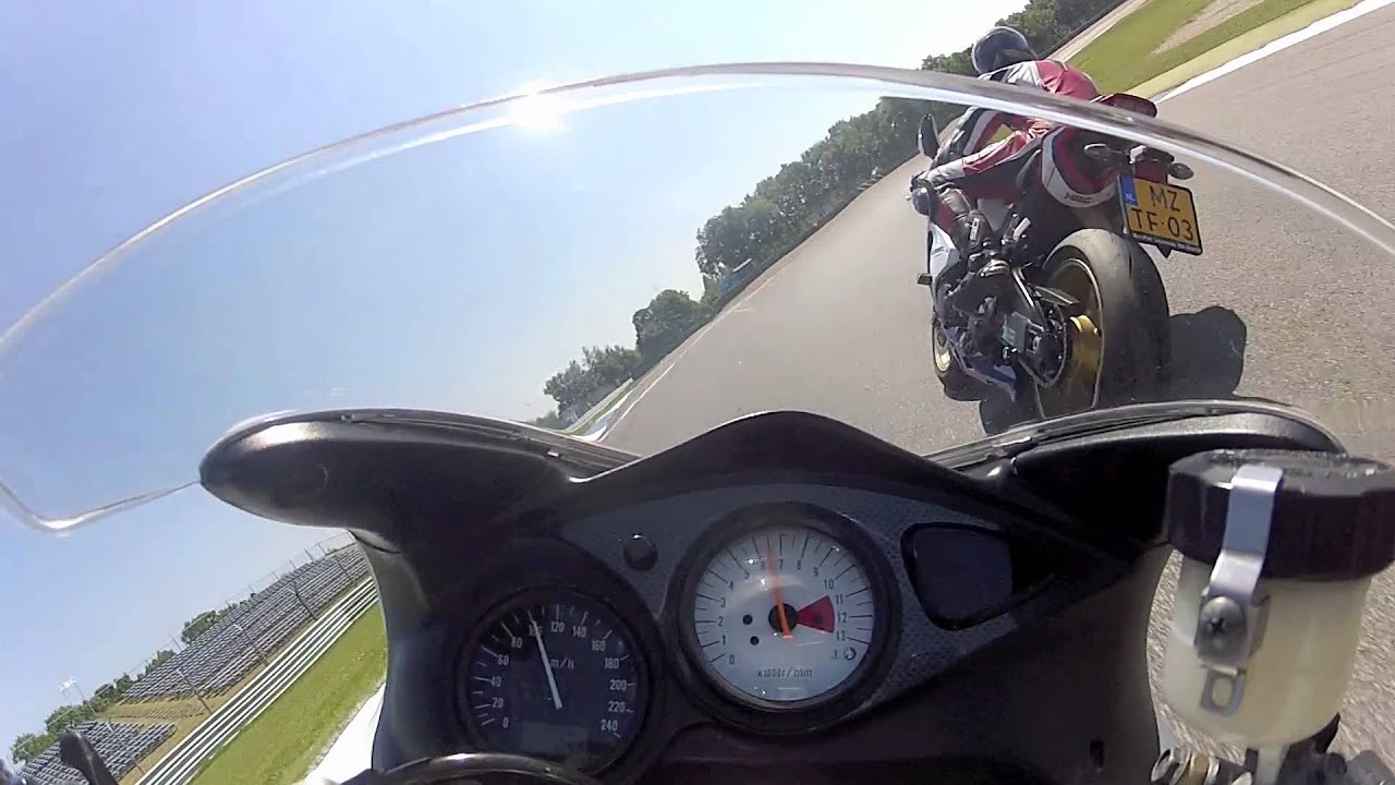 SV650 vs Fireblade @ TT Circuit