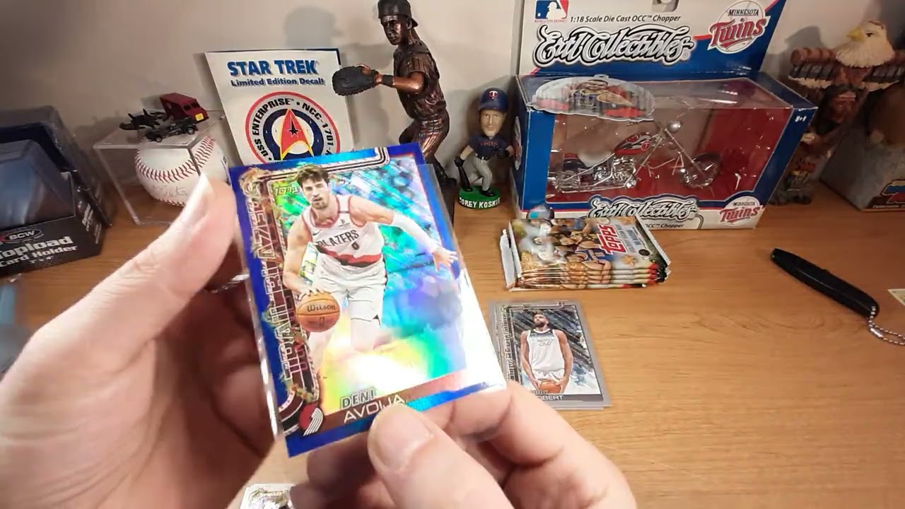 Открываю рождественскую подарочную коробку Topps Basketball Holiday Mega Box сезона 2025-26. Сант...