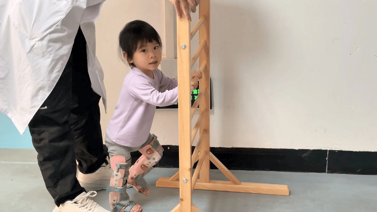 婚前先旅：小妹开始学走路了，不出门拍旅行视频真不行，蜂蜜卖不动