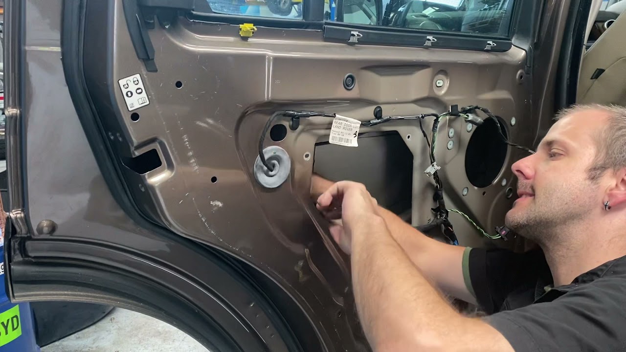 How to remove rear door lock. Land Rover discovery 4