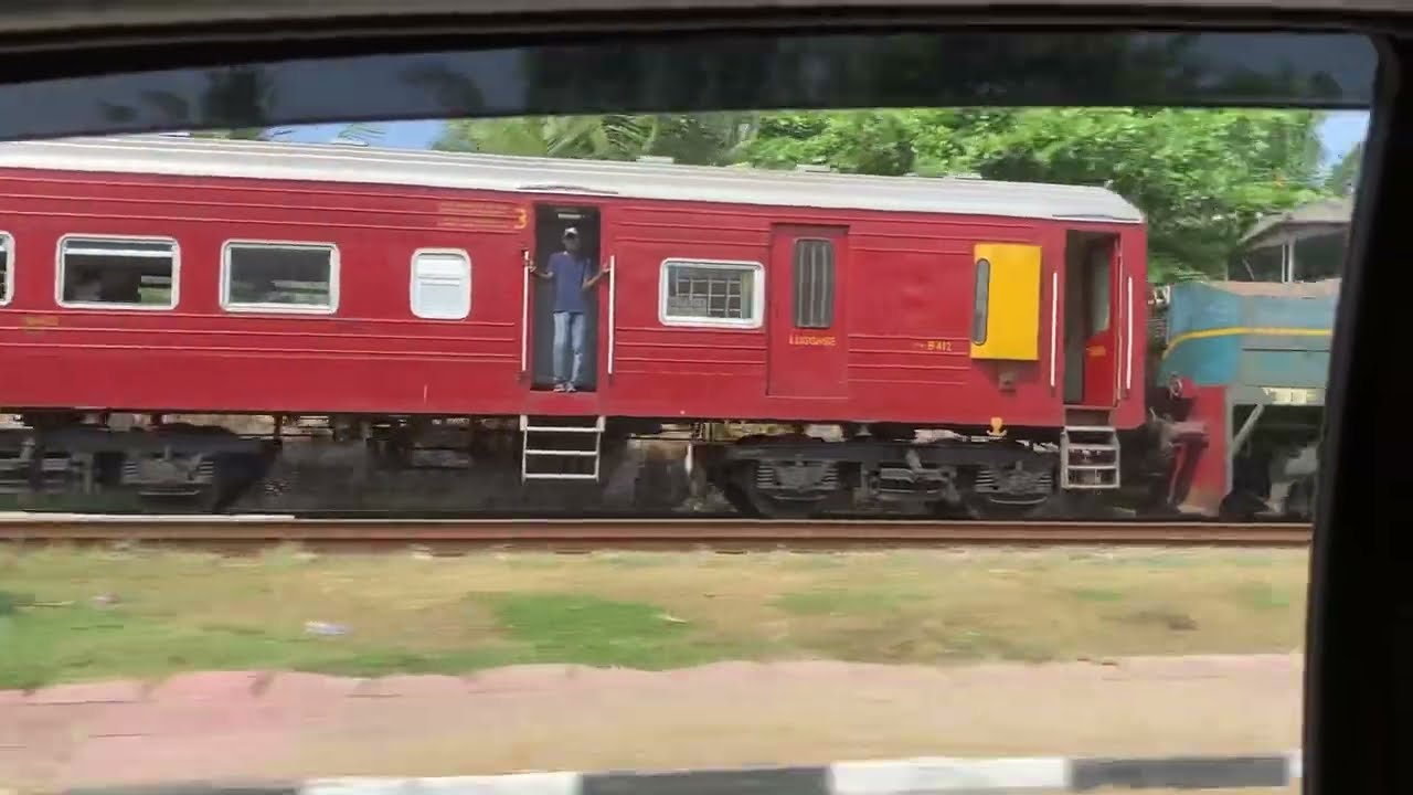 Car overtakes train:Class M4 744 &ldquo;Sigiri&rdquo; at Wellawatte