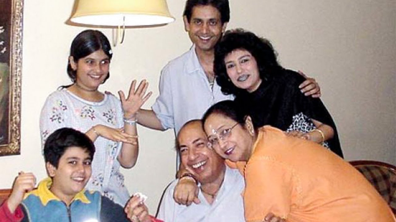 Legendary Singer Mahendra Kapoor With His Wife & Son, Grandson, Daughters