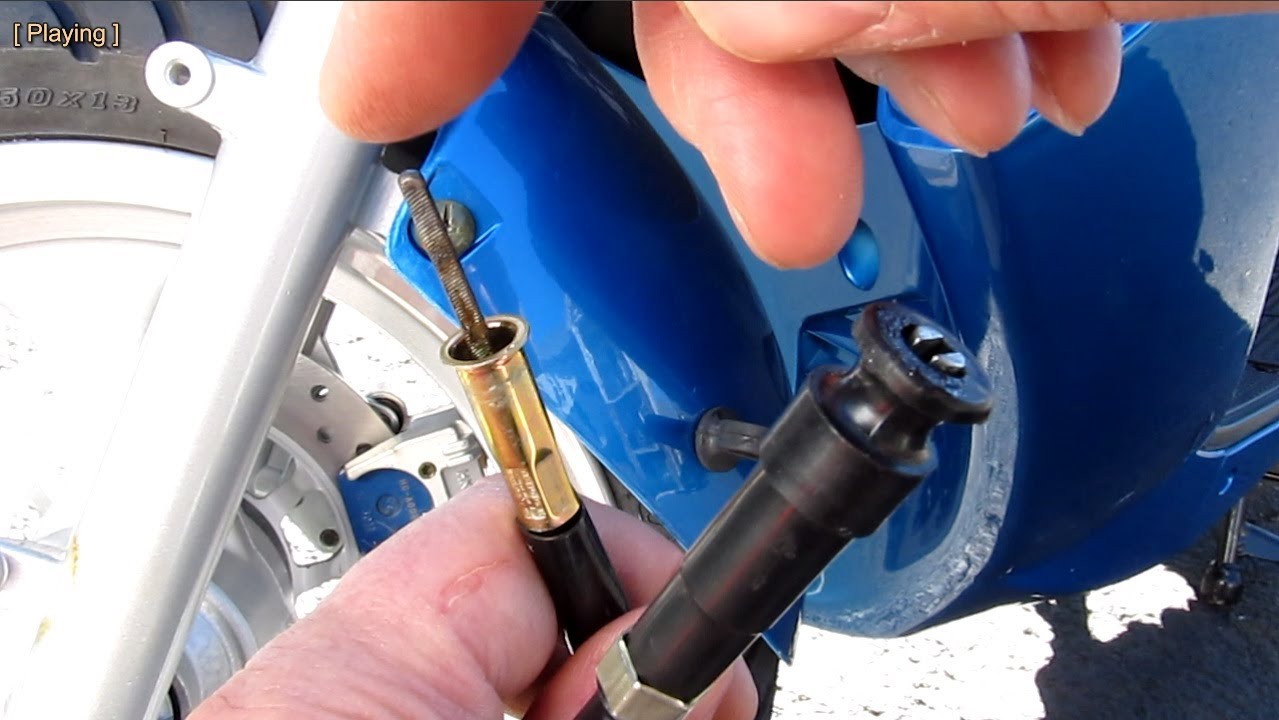 Чистка, смазка и повторная установка троса спидометра на скутер Taotao ATM150-A Evo.