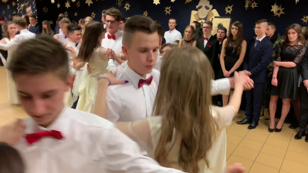 Walc wiedeński podczas XVIII Balu Gimnazjalisty w Gimnazjum w Kaźmierzu rocznik 2003
