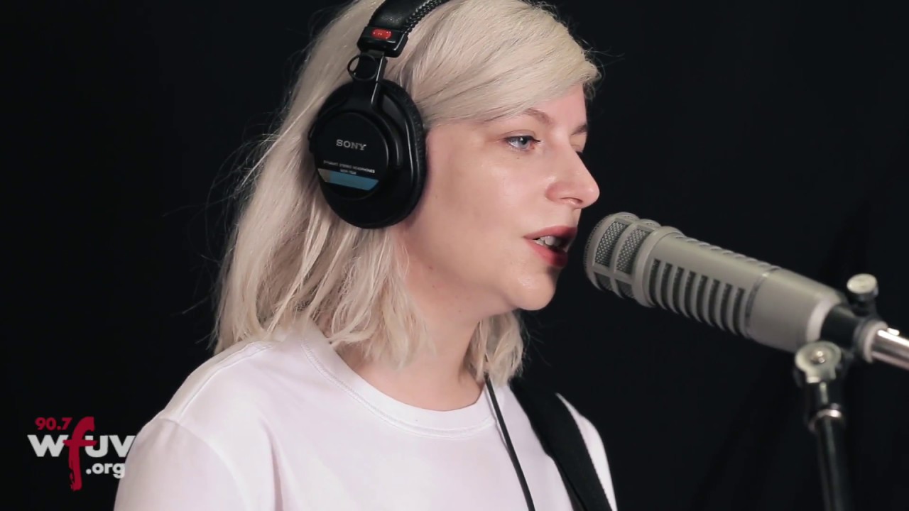 Alvvays - "Dreams Tonite" (Live at WFUV)