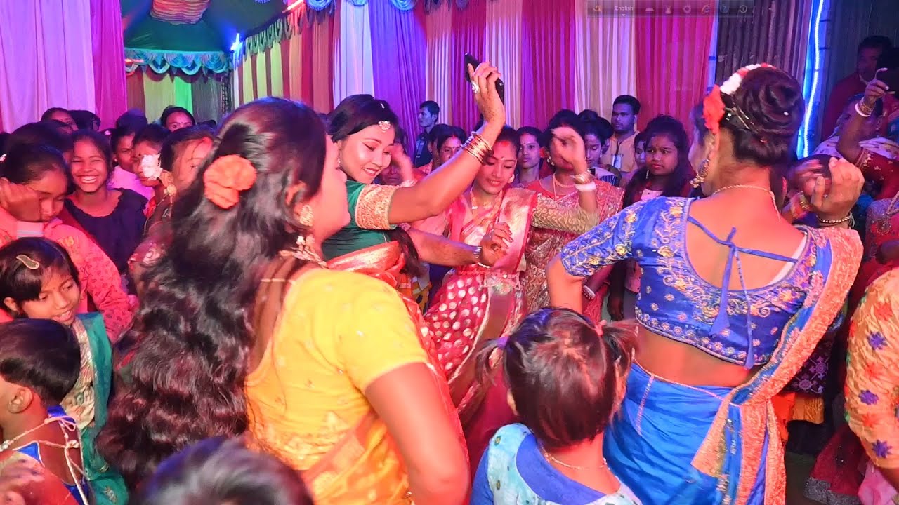 এই প্রথমবার একসাথে এতজন সুন্দরী দিদিদের দেখার মতো নাচ  || O SUNDORI MONE MONE || WB DJ MUSIC