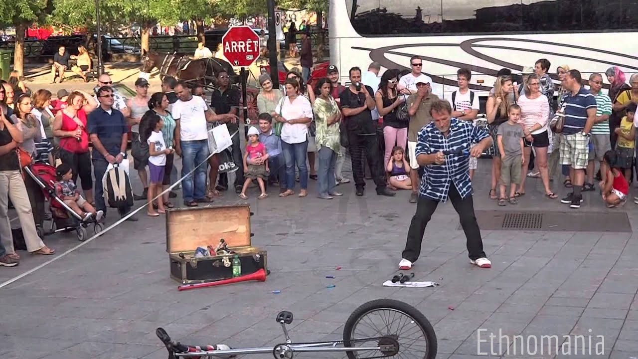 Acrobate de rue au Vieux-Montr&eacute;al (HD) &bull; Street Acrobat - Acr&oacute;bata de calle - Ethnomania