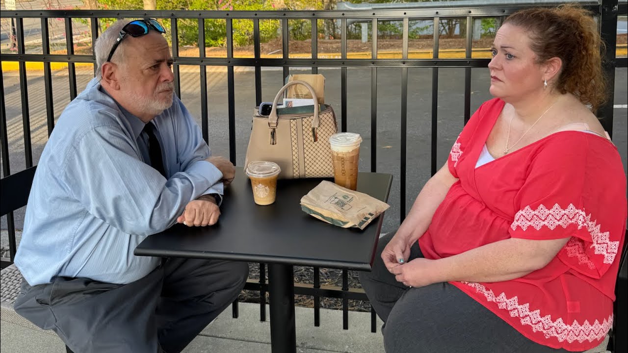 Bethany m&oacute;wi swojemu tacie, że Larry ma dziwne relacje ze swoimi byłymi i to jej się nie podoba