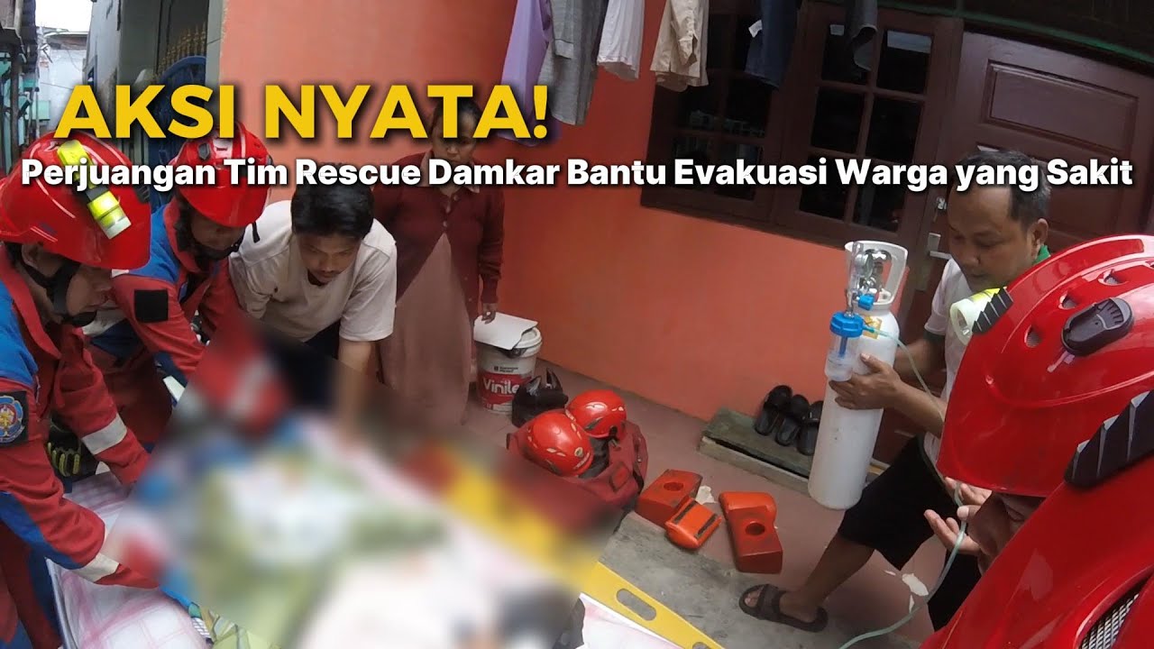 Tim Rescue Damkar Evakuasi Warga yang Sakit