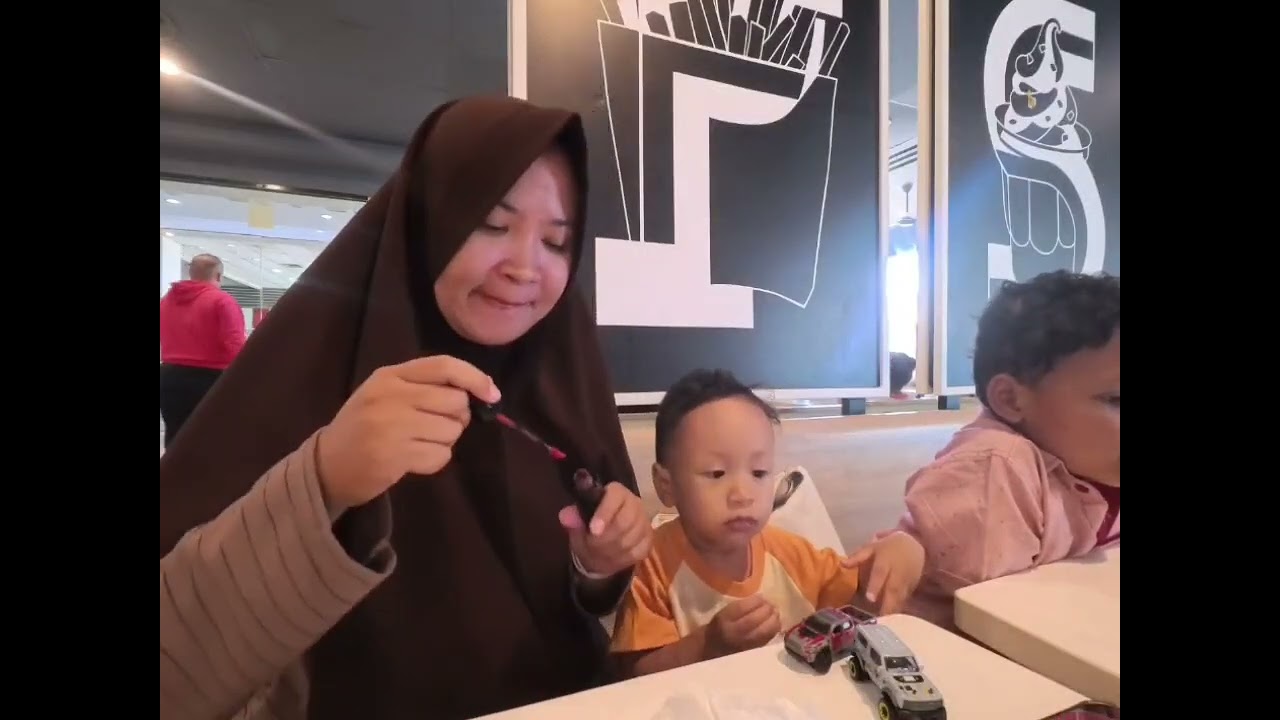 Nge-mall jalan bertiga belanja beras eh jadi belanja yang tak ada di list hihi