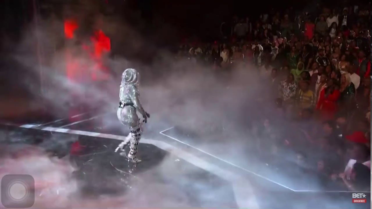 Lil Kim Bet Awards performance ft the face of celebrity Dexta daps an lot more