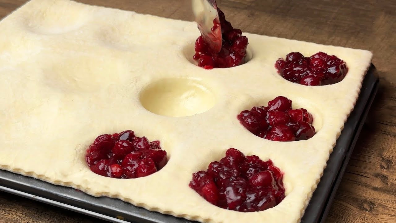 Ein Dessert, das in 5 Minuten fertig ist! Nur Blätterteig und Kirschen – ein Familienliebling!