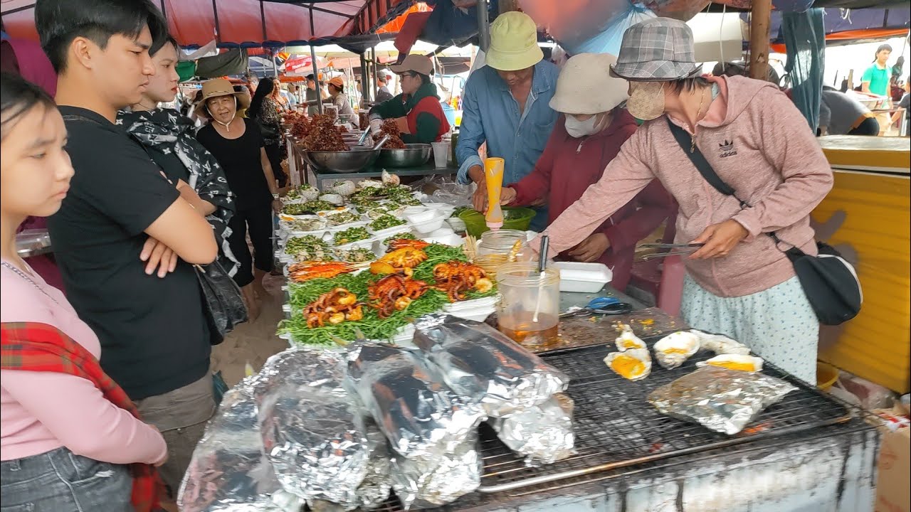Những món hải sản nướng thơm phức tại bến cá biển Lagi Bình Thuận.