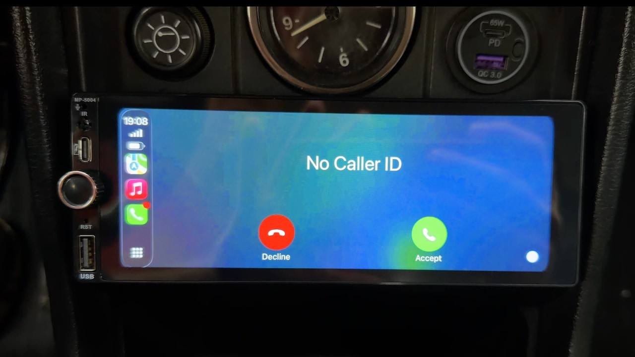 iPhone Air WhatsApp, Meet & No Caller ID Incoming Call via CarPlay in Old Lada Riva Car