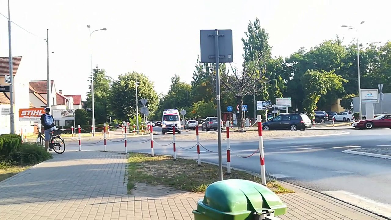 Przejazd karetki Volkswagen Cravter ZOZ Wągrowiec