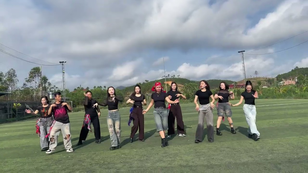 NGƯỜI TA CÓ GÌ HƠN EM (NHẢY COVER NHƯỜNG LẠI NỖI ĐAU)/THƯỜNG ZUMBA