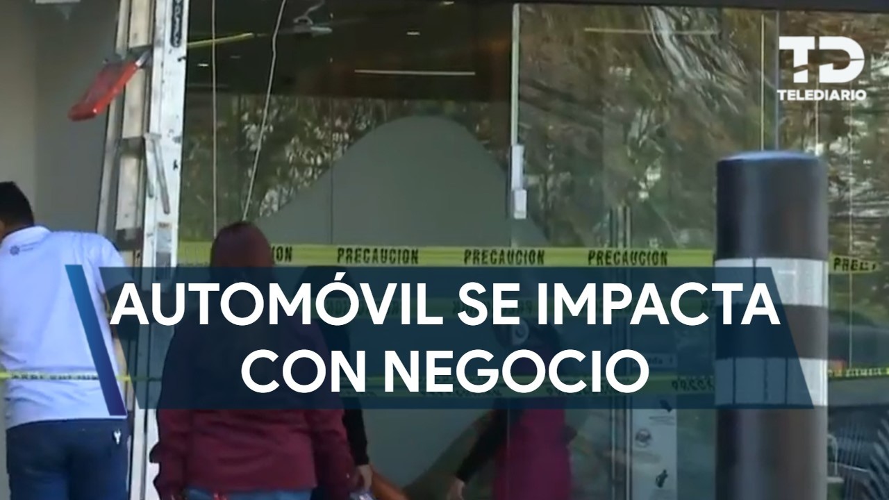 Automóvil se impacta contra negocio en la avenida San Agustín en San Pedro