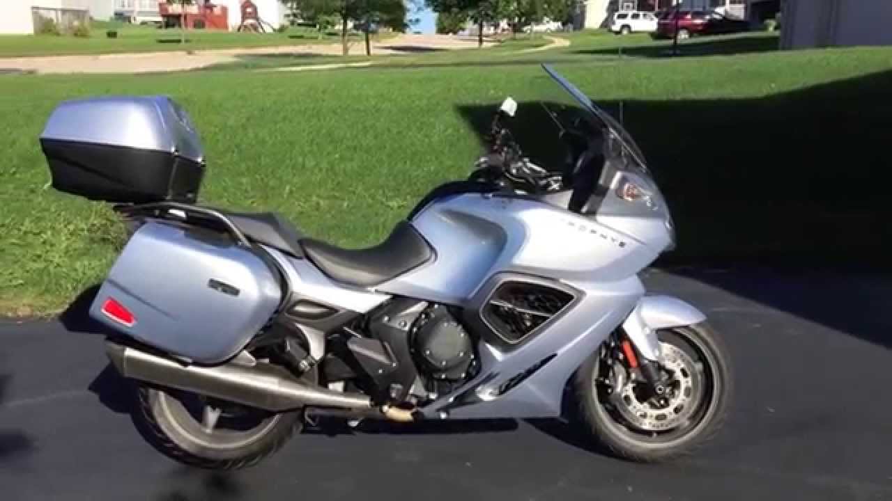 Walk-around of the 2013 Triumph Trophy SE