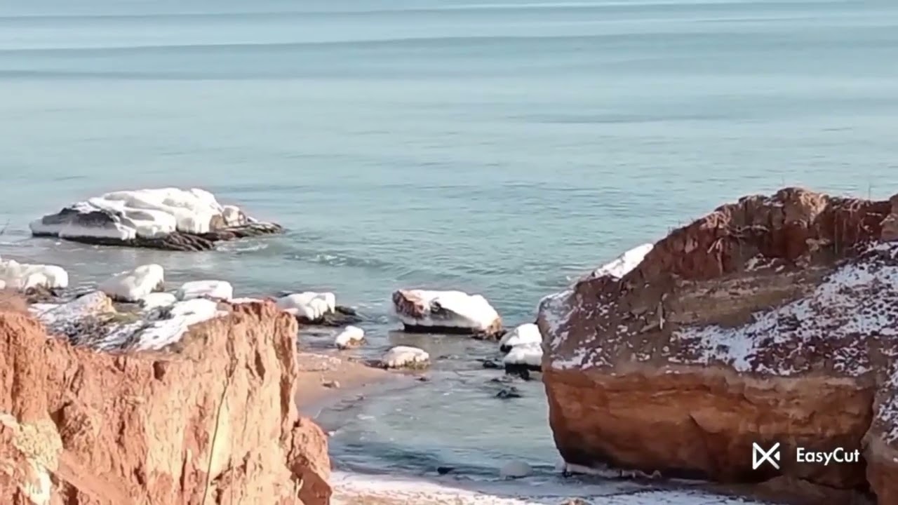 Сніжить,казковий водоспад,прокидаються Глоксініїї.
