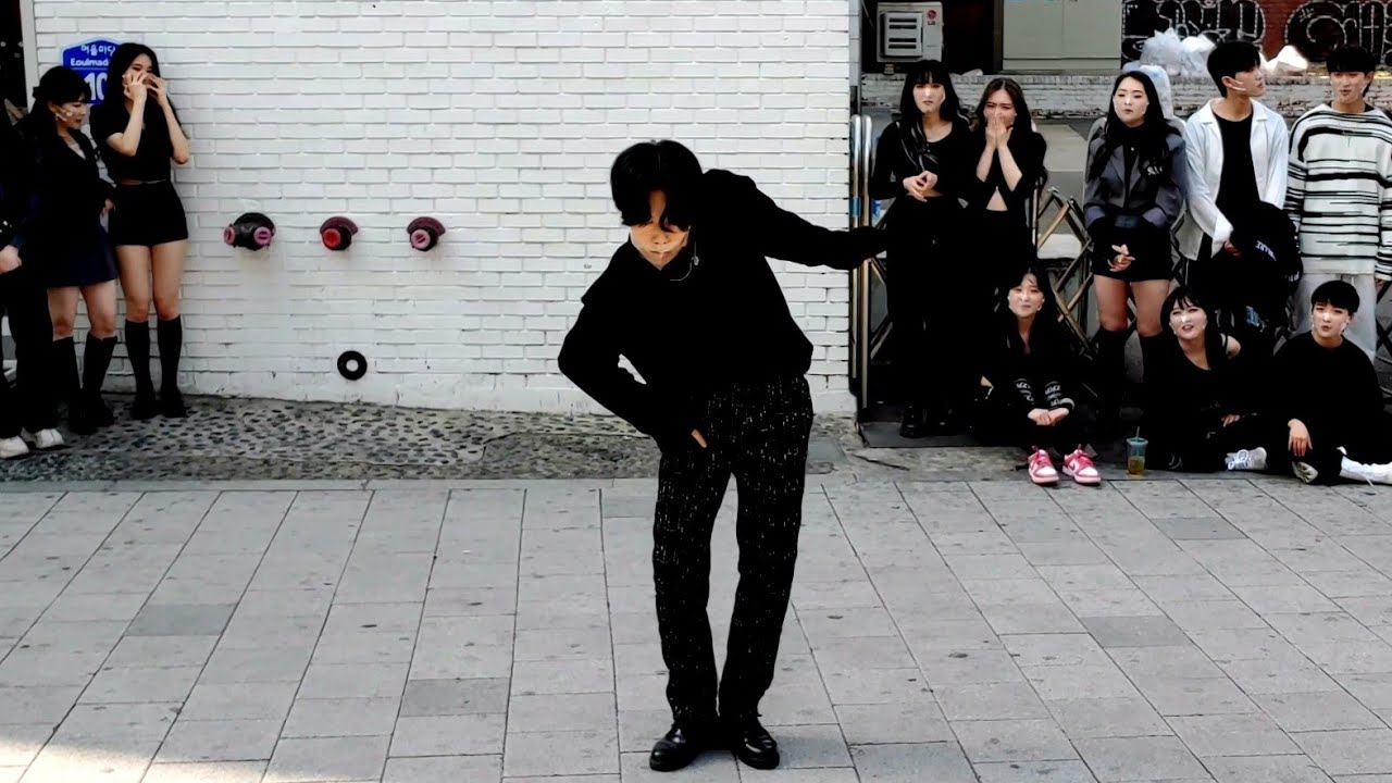 4×4 STUDIO: HRM, KWANHYO. PRESENTING SUPERB PERFORMANCE TO LUCKY ONLOOKERS. HONGDAE STREET.