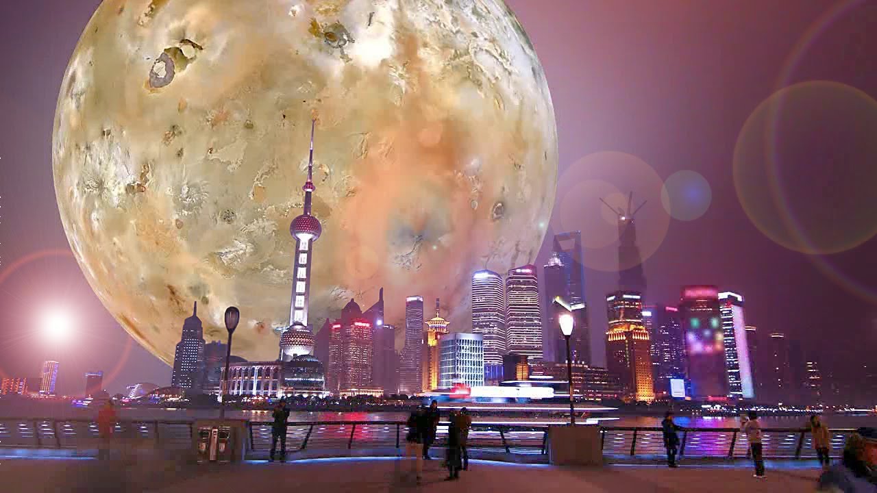 Как большие луны будут выглядеть на краю атмосферы