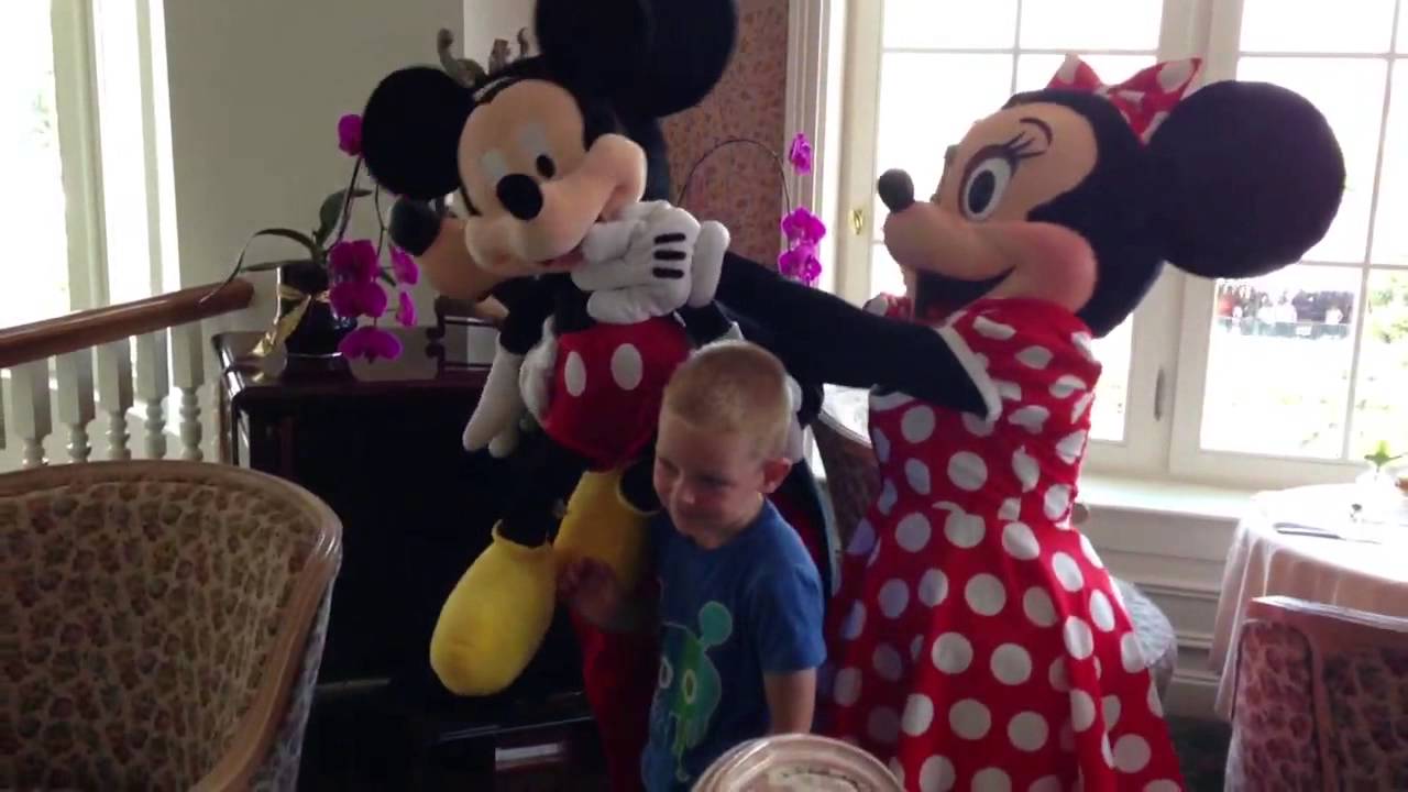 Meeting Mickey and Minnie at Disneyland Paris Castle Club extra show with little Mickey figure