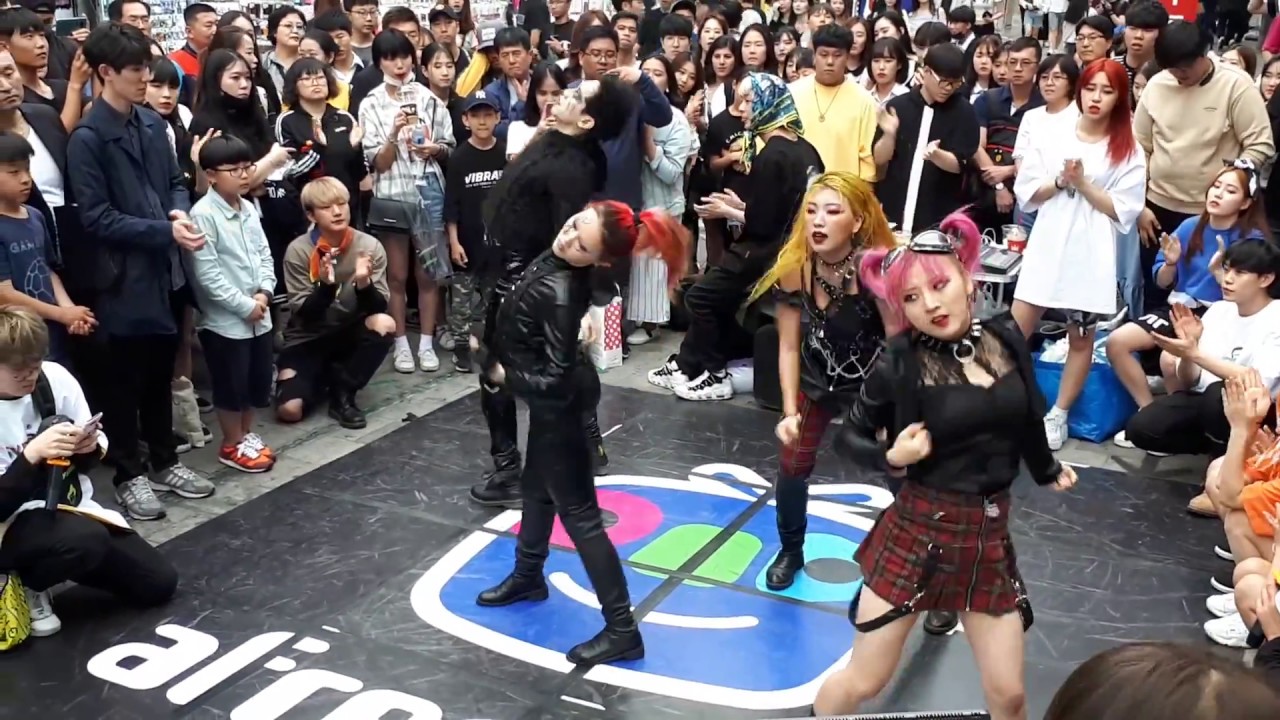 AF SHOW💗. AMAZING BUSKING TEAM. WHAT AN ARTISTIC MESMERIZING CHOREOGRAPHY. DEEPLY MOVED.