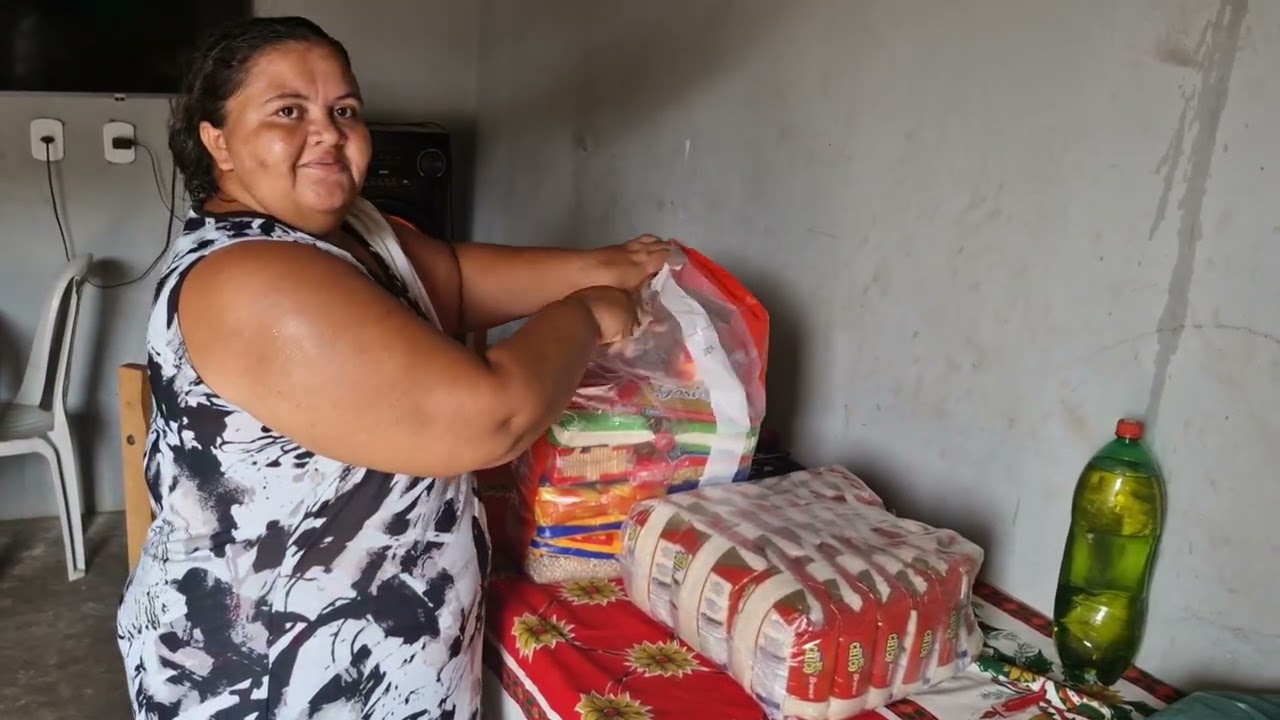 DONA ROSILENE MÃE DE MAYSA MUITO FELIZ COM UMA GRANDE COMPRA 