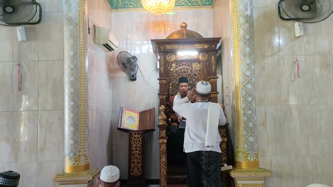 Bilal Jumat masjid I'anatut Tholibin Surabaya 19 april 2024