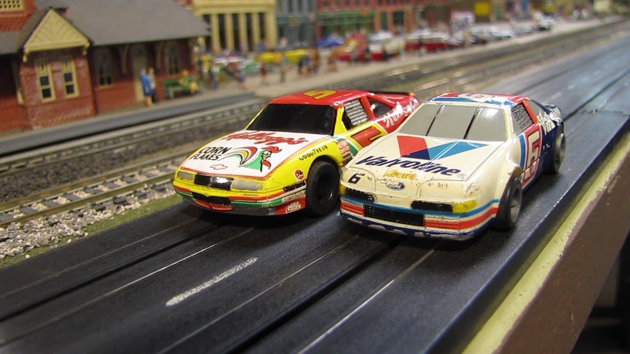 Tyco vs Lifelike Slot Cars: HO Layout with Great Northern Passenger Train