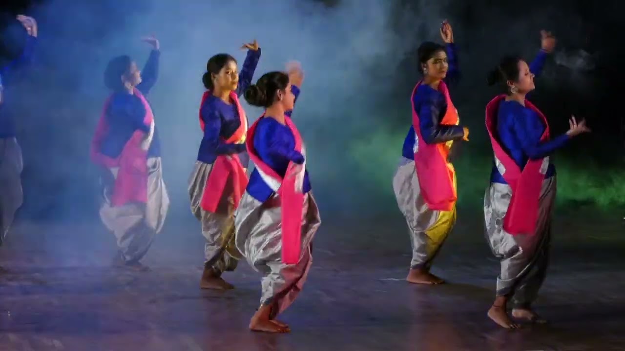 আহা কি আনন্দ আকাশে বাতাসে..