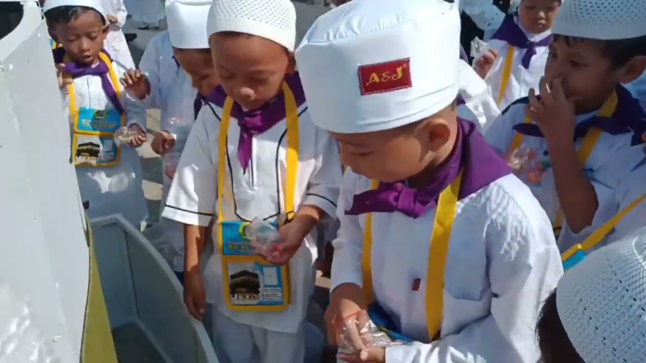 SERUNYA!!! ANAK-ANAK PERAGAAN MANASIK HAJI di Islamic centre Indramayu (RA AL ISLAM - Bulak Lor)