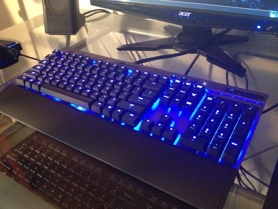 Corsair Vengeance K70 Mechanical Gaming Keyboard - Cherry MX Blue