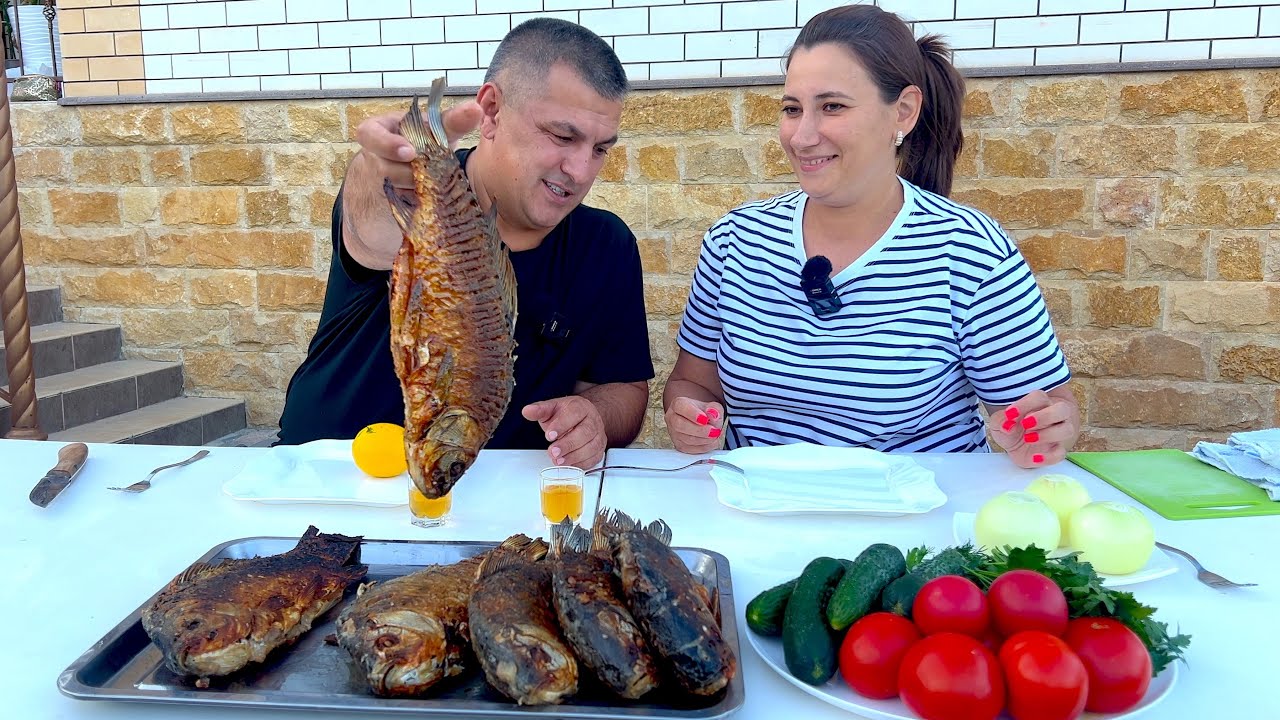 Наловили ГИГАНТСКИХ КАРАСЕЙ и Приготовили Вкусный Хрустящий Ужин на Сковороде на Костре!