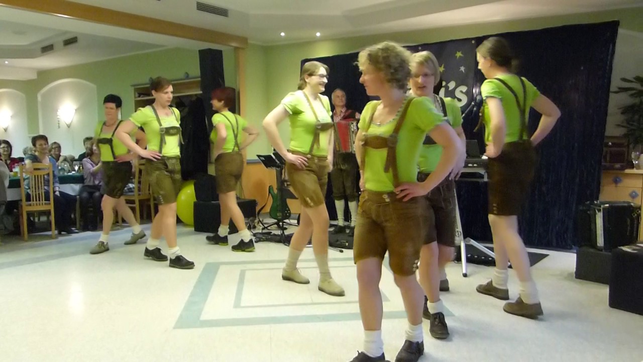 Schuhplattlerinnen  am Vorauer Frauenball 2017