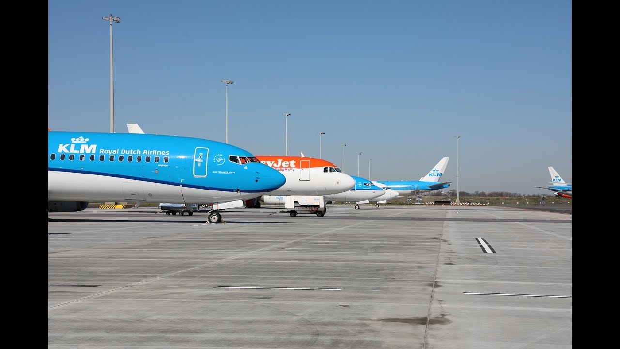 Bijzonder veel vliegtuigen geparkeerd op Schiphol