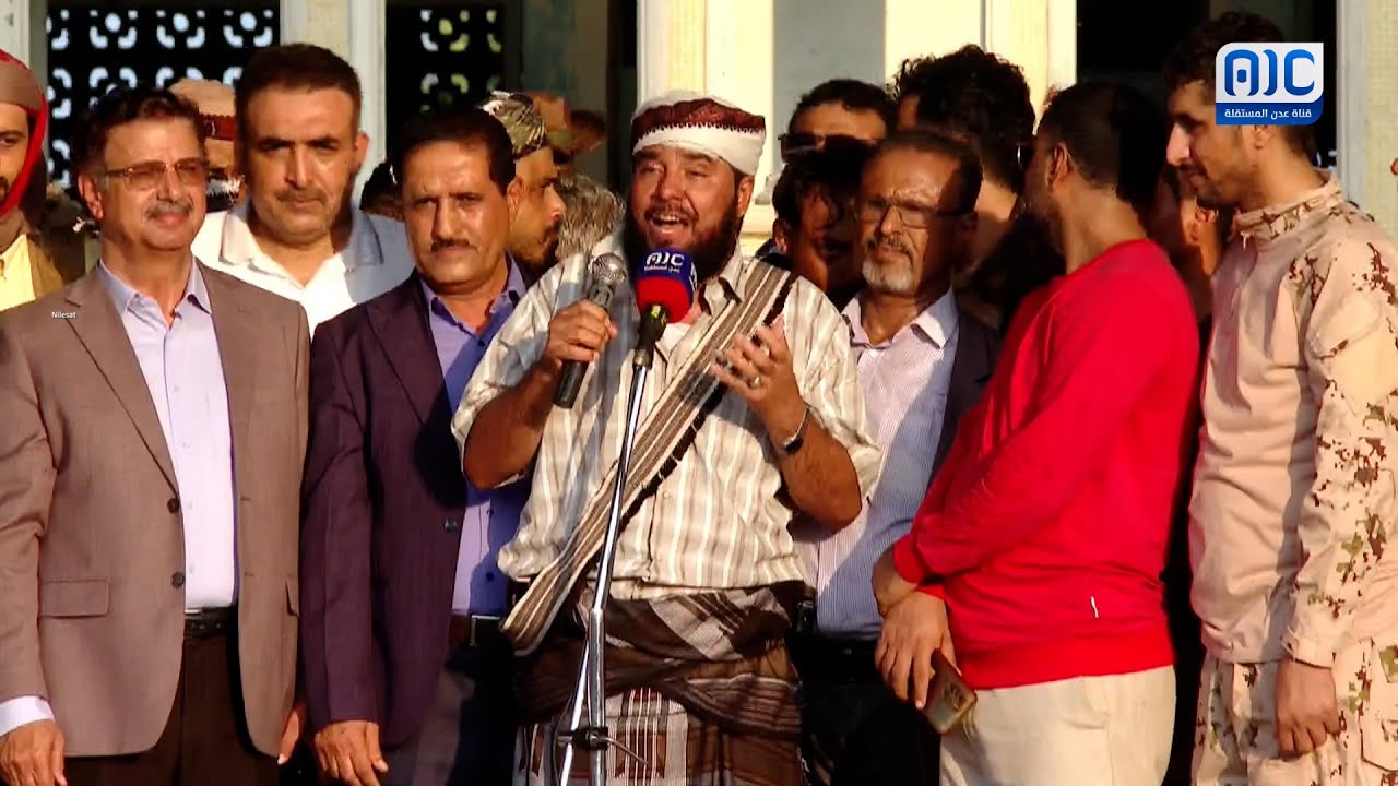 قصيدة نارية للشاعر أبو حمدي أمام الحشود الجماهيرية في ساحة الاعتصام بالعاصمة عدن