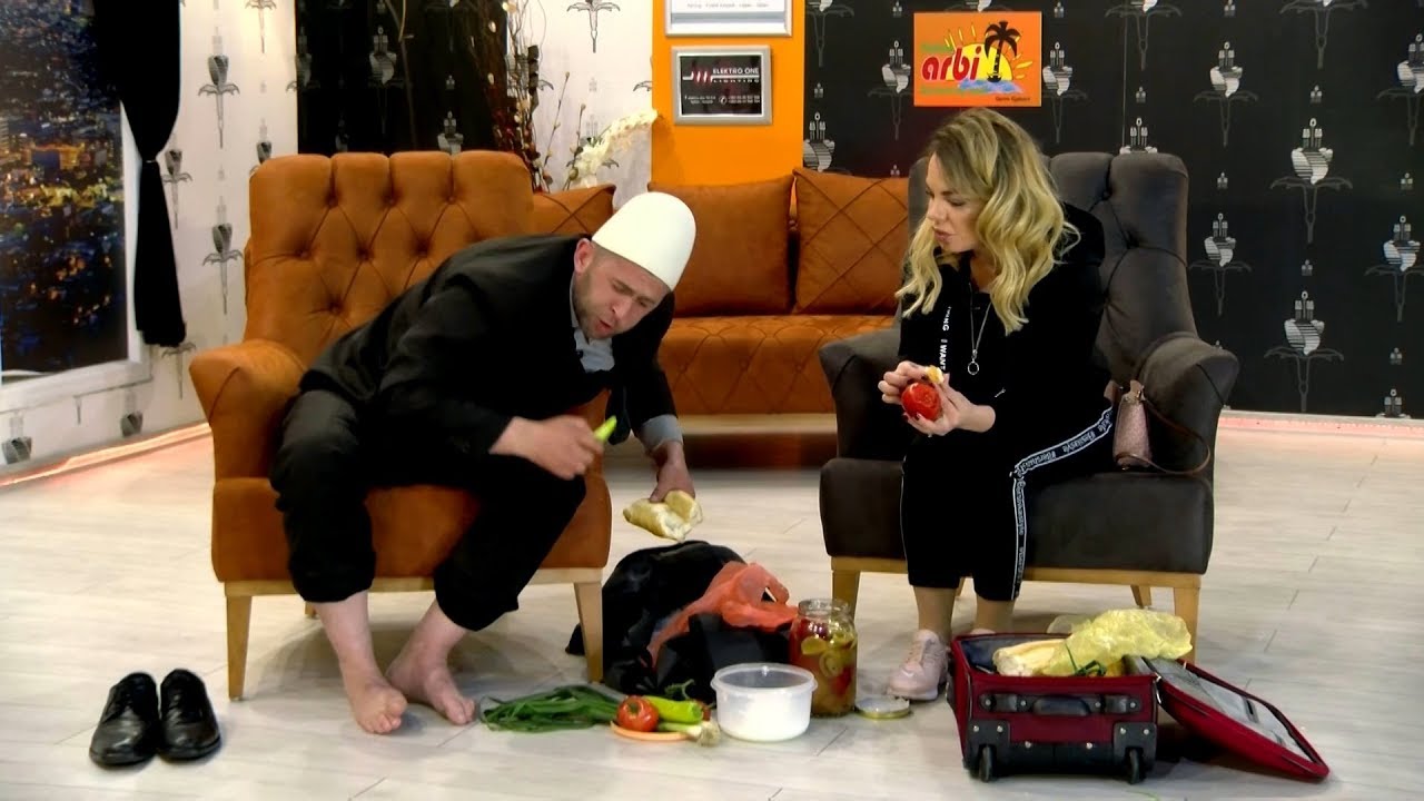 Mixha Bibë dhe Gjyla me turshi në aeroplan - Ministria e Shyhretit