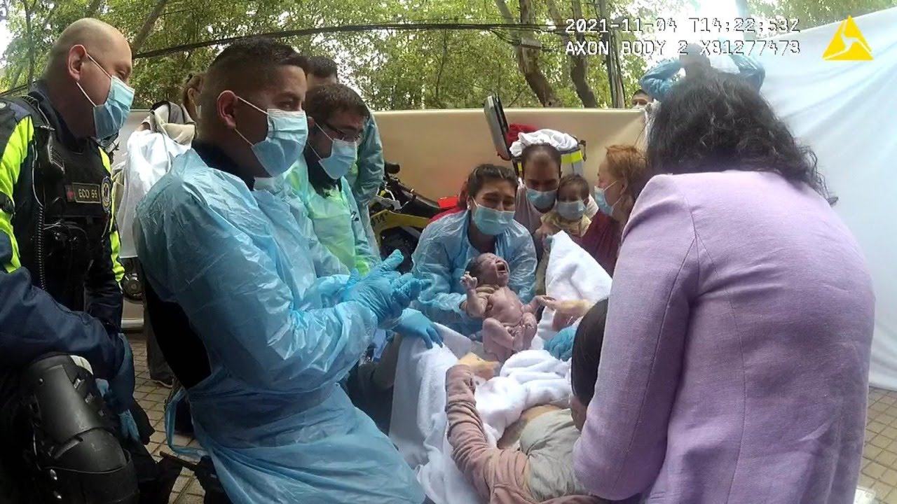 Mujer tiene bebé en avenida Providencia: relatos de una emergencia con final feliz
