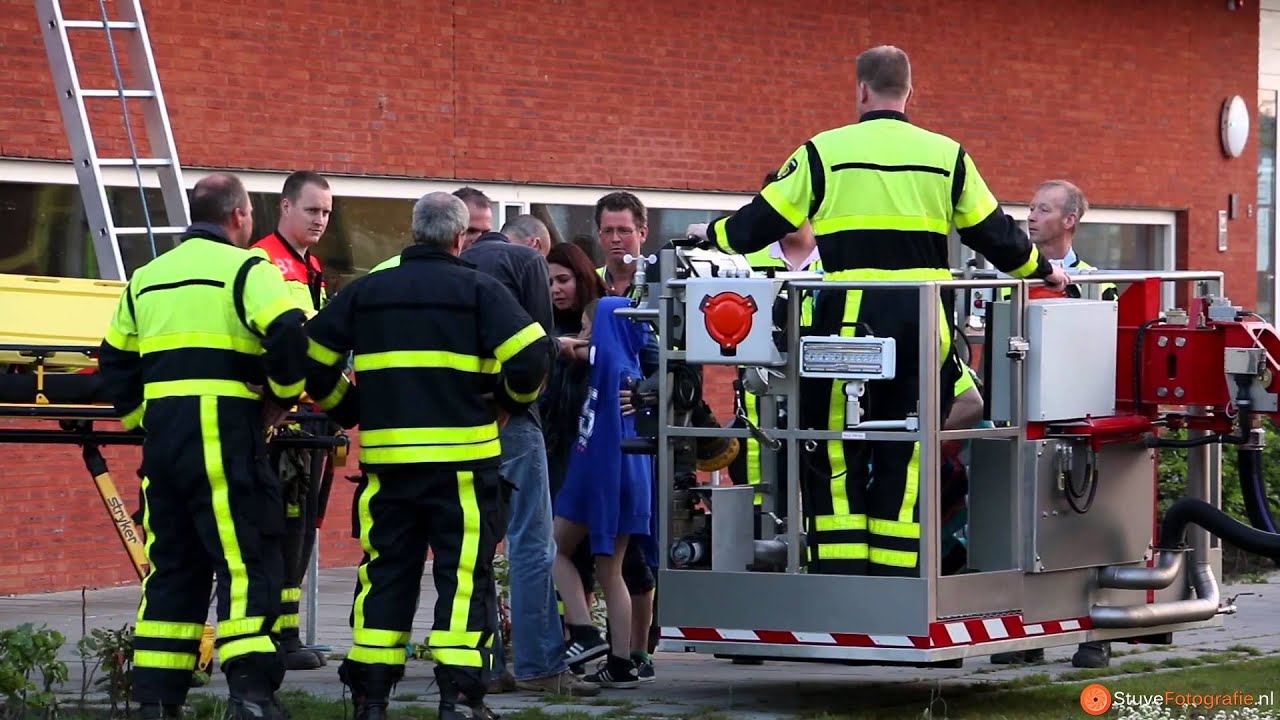 Meisje gewond op dak van school in Teteringen (2014-05-31)