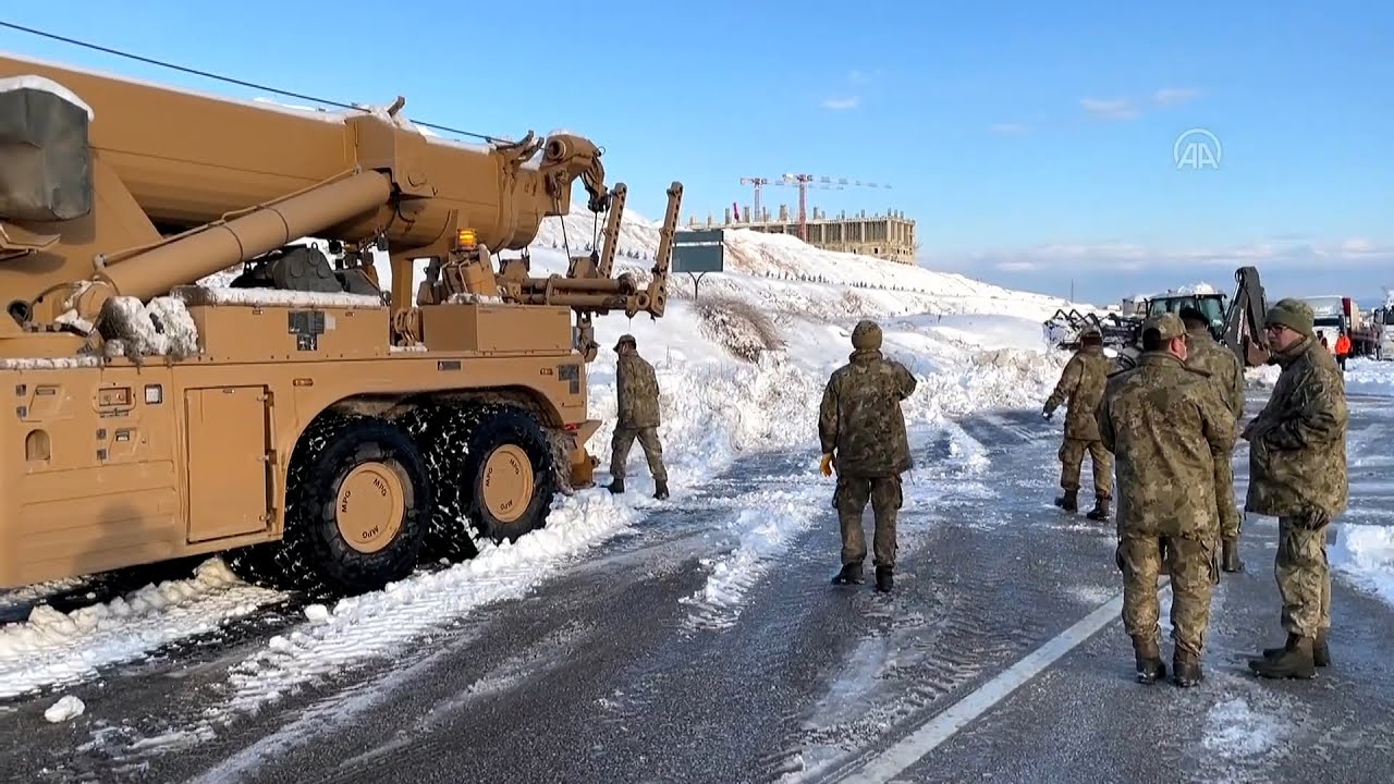 TSK'ya ait kurtarıcılar TAG Otoyolu'nda mahsur kalan araçların kurtarılmasına yardım ediyor