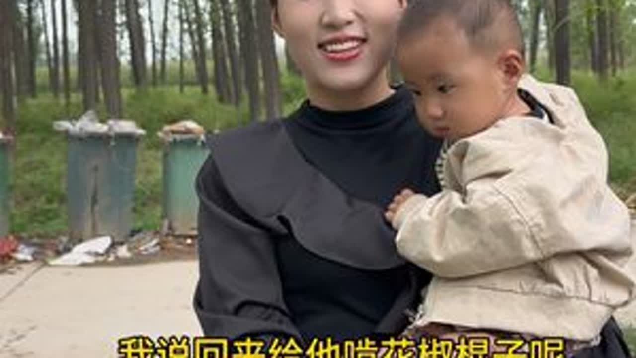 跟杨光听说花椒木头做个磨牙棒小孩扎牙快，跟杨光俺俩下着雨回去给俺儿弄去了，结果回家仔细一看，俺的牙已经漏个尖尖了，瞬间心里踏实了，杨光从他嘴里扣东西这一幕，每天俺家都上演好几次，啥都往嘴里吃#夫...