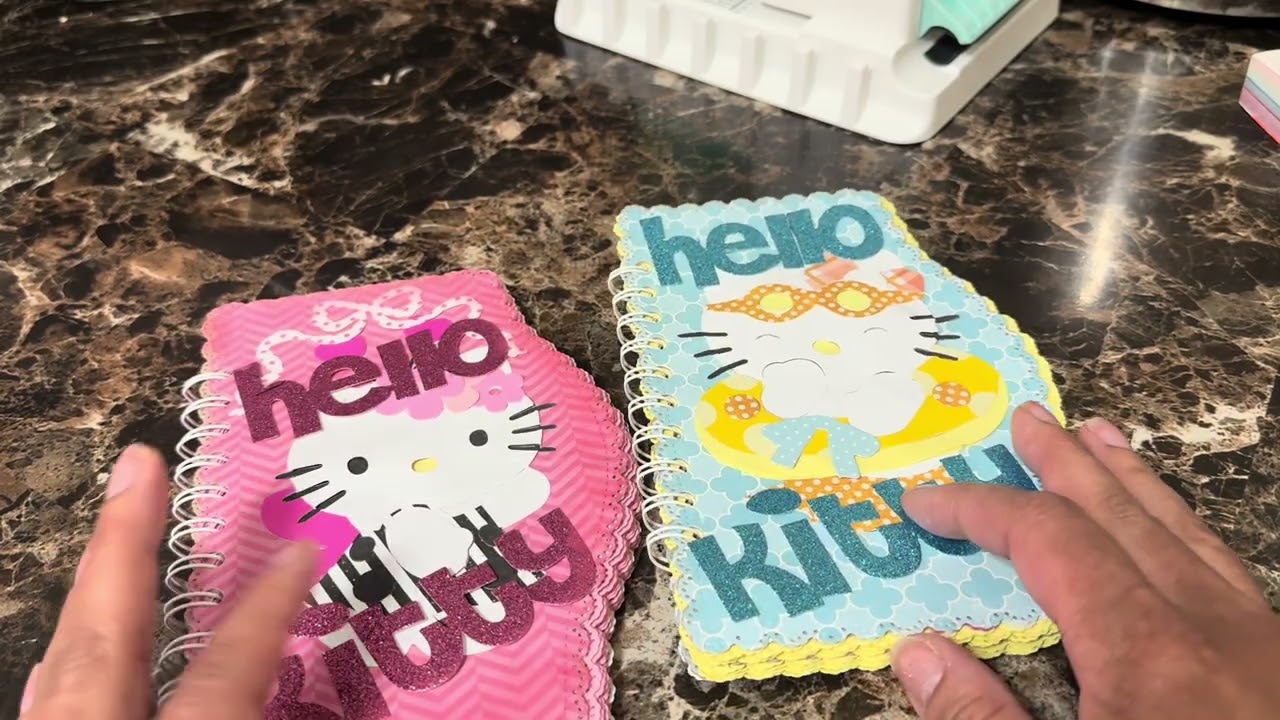 Идеи для ярмарки рукоделия: большие штампы Hello Kitty и штамп для сумочки Kscraft для альбомов.