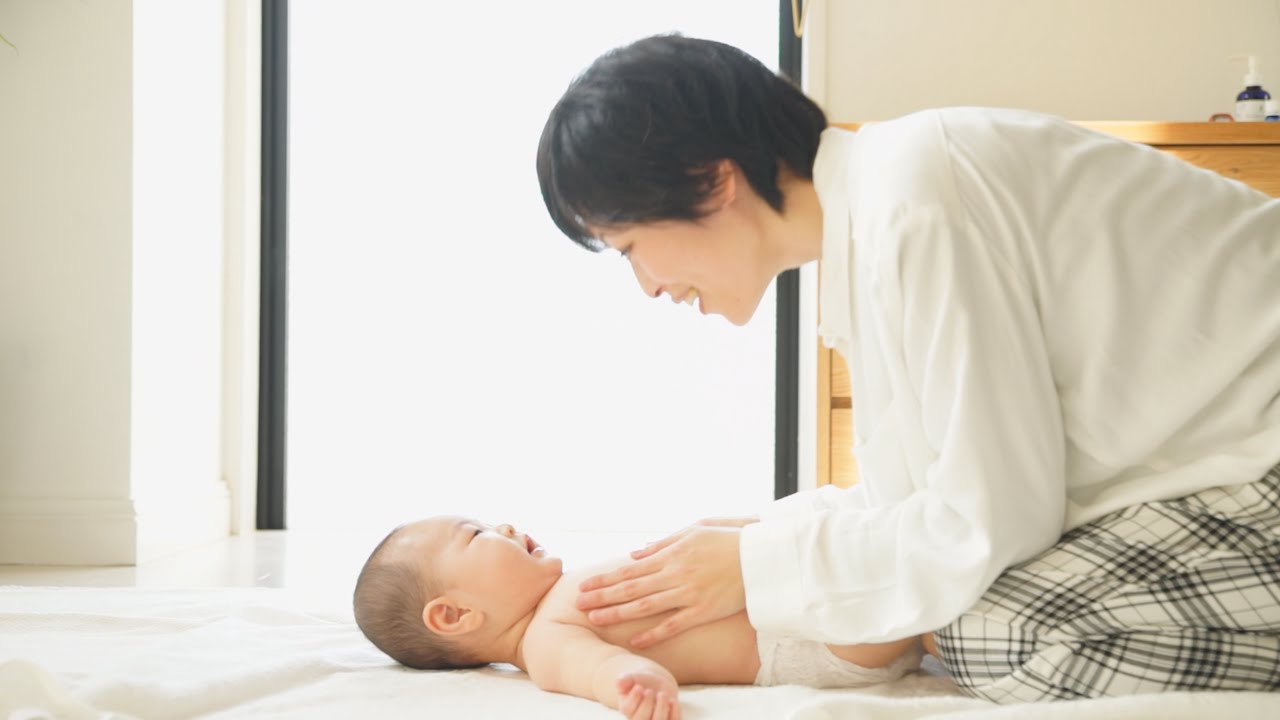 【助産師解説】ベビーマッサージの手順方法～AMOMAベビーオイル～