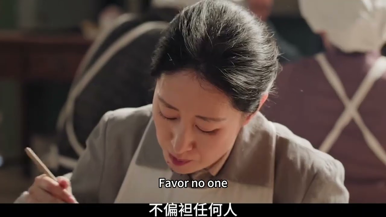纯真年代的爱情：方穆静一直在逃避害怕见父母，许红旗被亲手提携的冯琳恶意栽赃，晚年丢官又受辱，费霓格局拉满，众人远离她主动同桌吃饭，瞿桦终于向方穆静坦诚表达了爱意，这对作恨CP终于迎来圆满结局