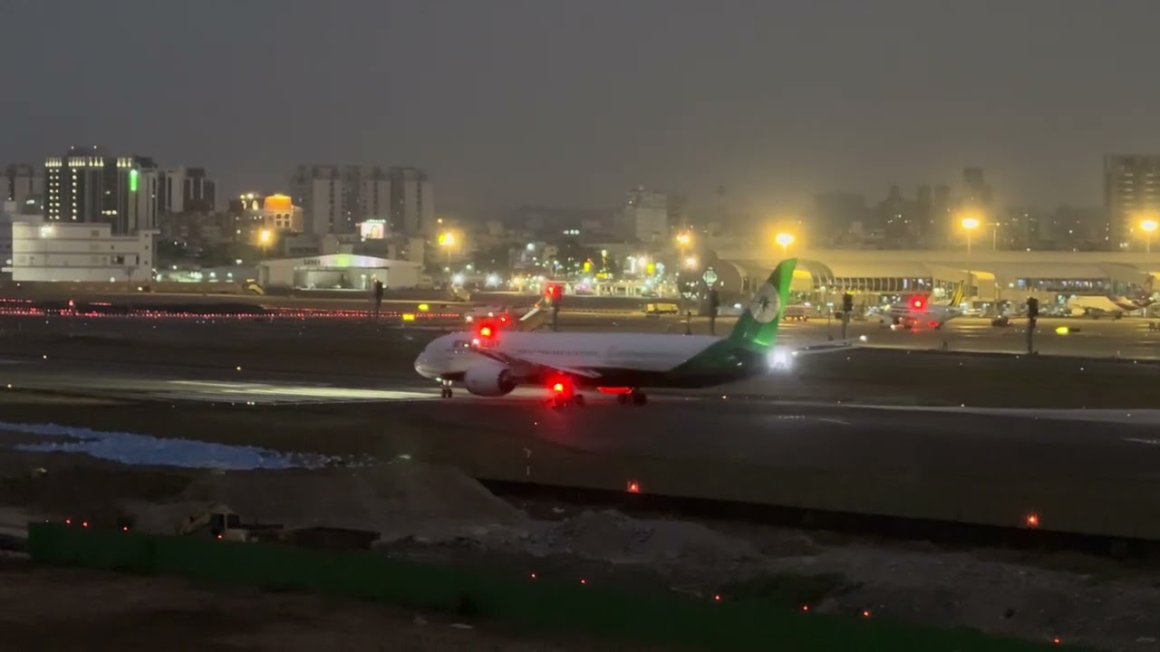 EVA Air 787-10 Takeoff from Kaohsiung Airport RCKH
