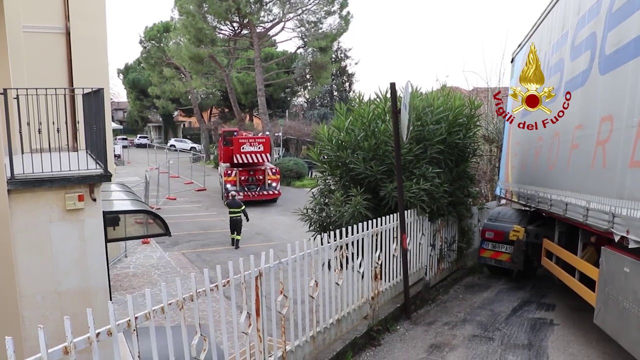 Camion sbaglia strada e resta bloccato