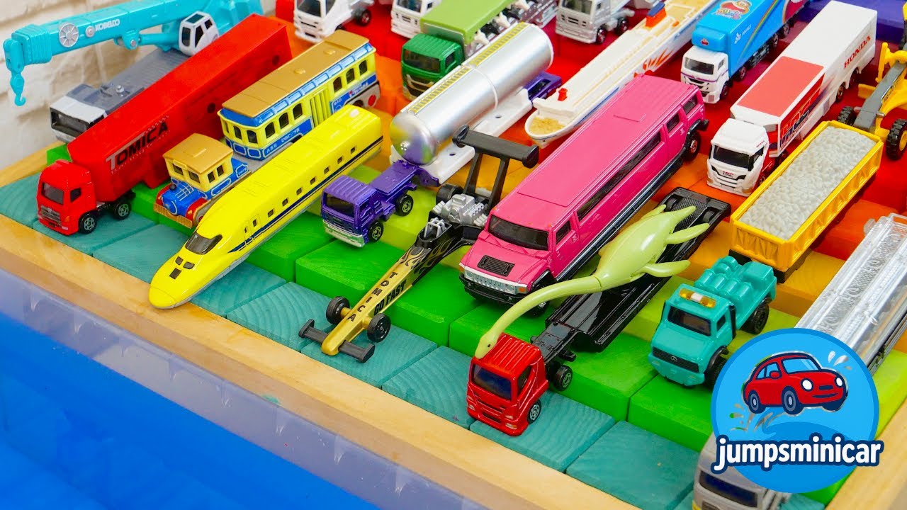 トミカ☆たくさんのロングトミカがカラフルな坂をすべって水に落ちるよ♪ large Tomica toy car falls into the water♪