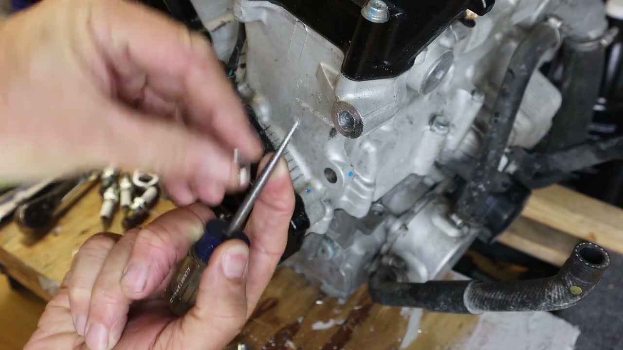 2014 GSXR 750 rebuild - Broken Engine Case Bolt Repair